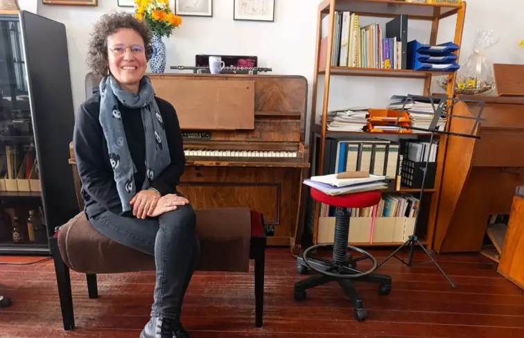 Ana Elias, carrilhanista, sentada junto ao órgão que começou a tocar antes do carrilhão